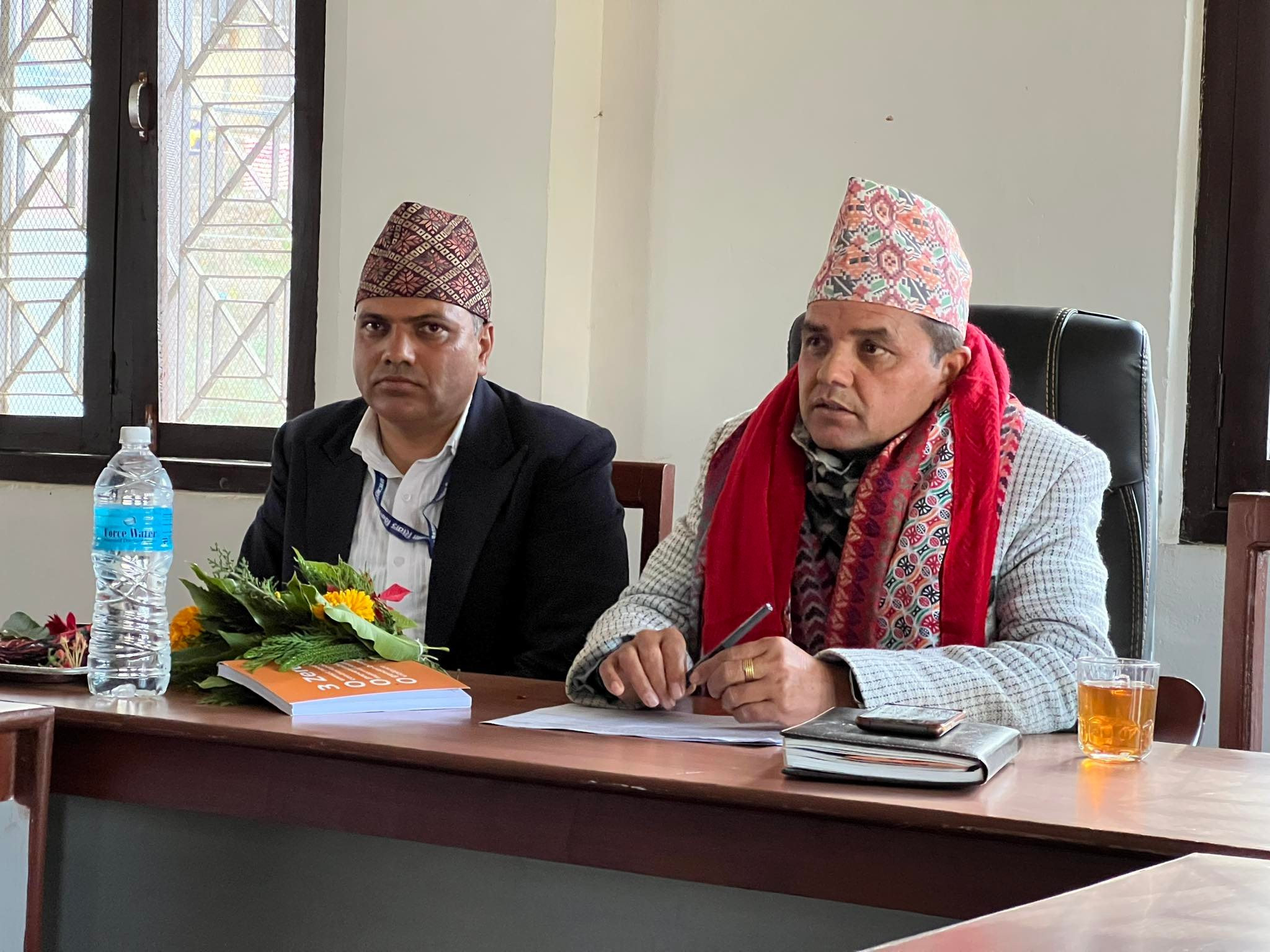 कर्मचारी मिलन केन्द्र रोल्पा र जिल्ला स्थित कार्यालय प्रमुखहरुले प्रमुख जिल्ला अधिकारी परमानन्द घिमिरेलाई स्वागत गर्दै ।